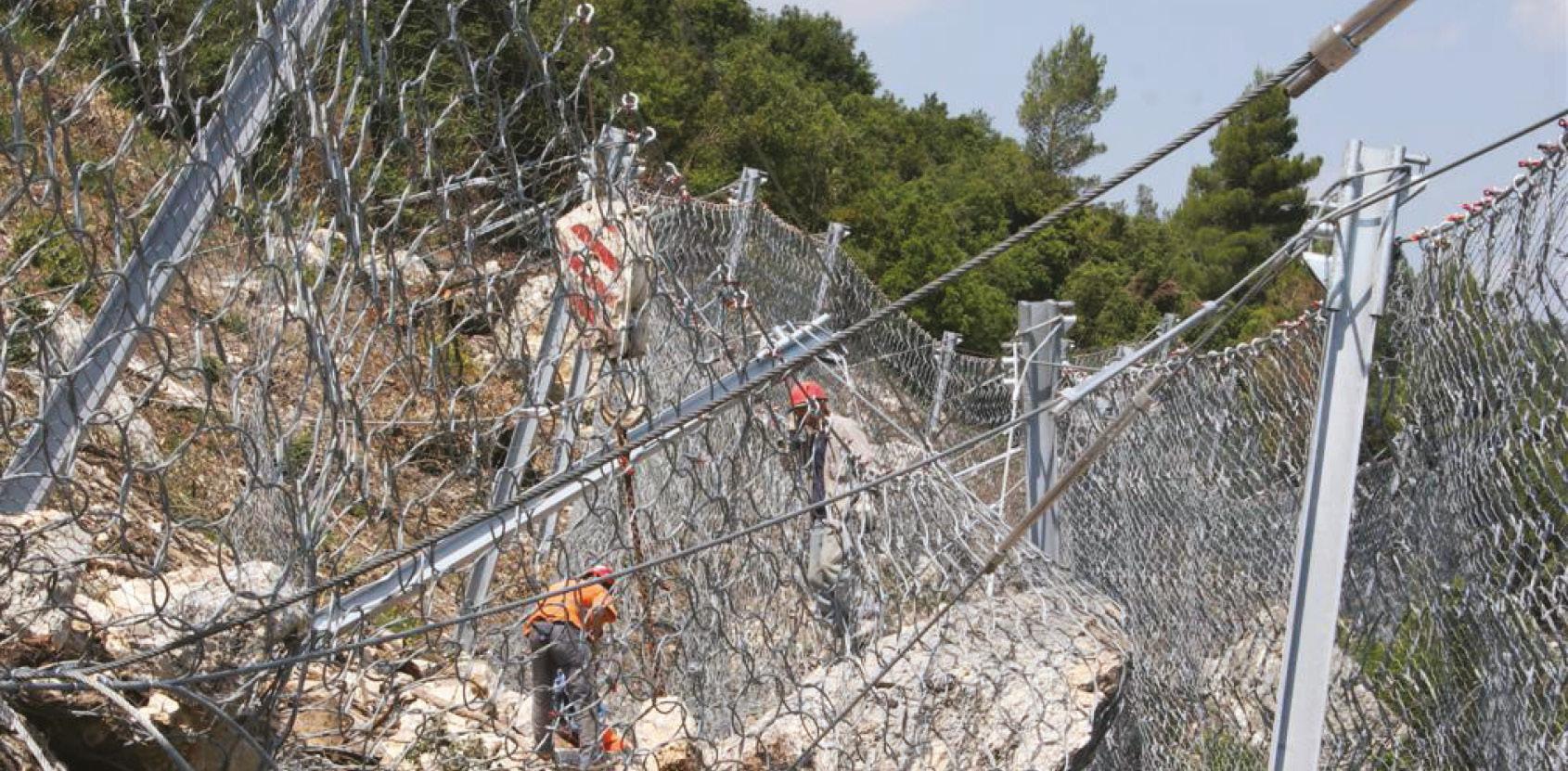 Maccaferri rockfall barrier catch fence body image