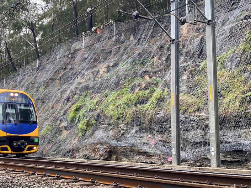 helensburgh-cutting-hybrid-rockfall-barrier-case study-img1